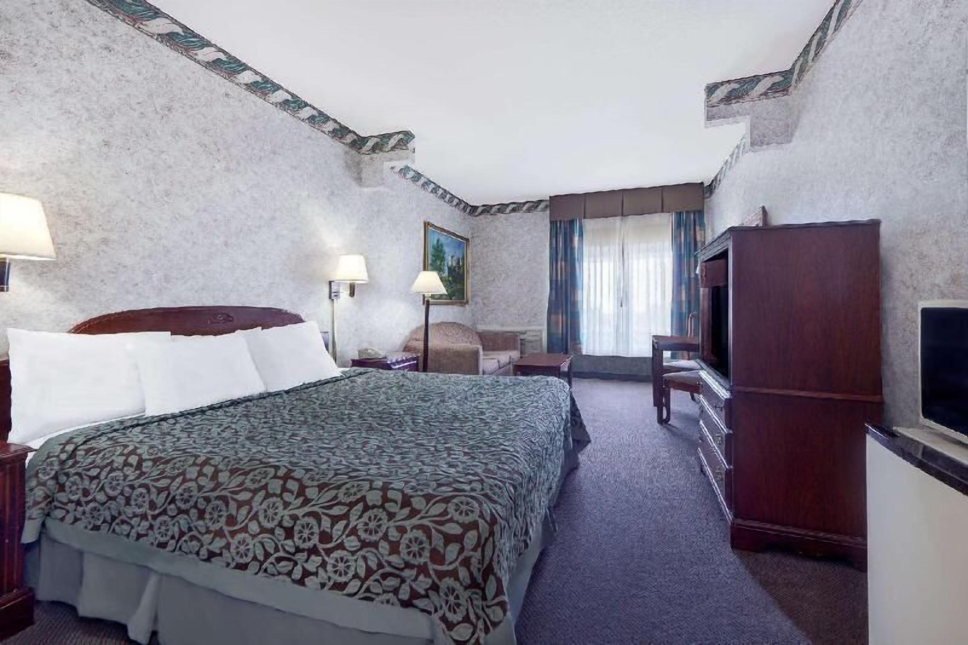 Laptop workspace, blackout curtains, iron/ironing board, free WiFi
