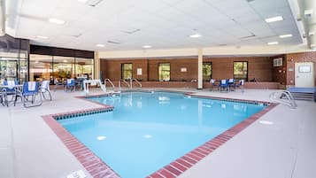 Innenpool, geöffnet von 10:00 Uhr bis 22:00 Uhr, Liegestühle