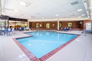 Piscine intérieure, chaises longues