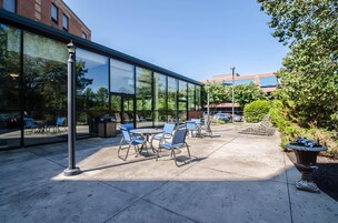 Una piscina techada, sillones reclinables de piscina