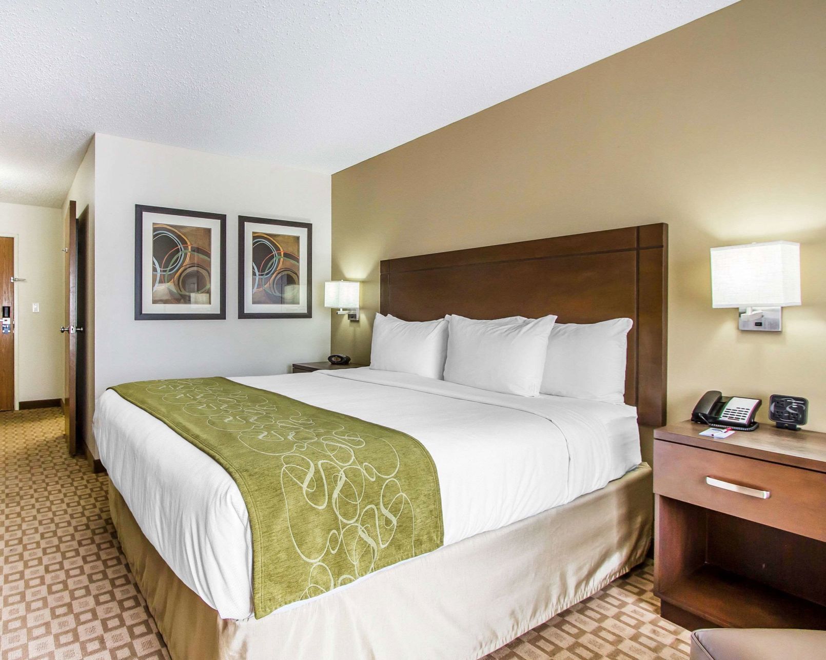 Seprai premium, meja kerja, dan ruang kerja ramah laptop