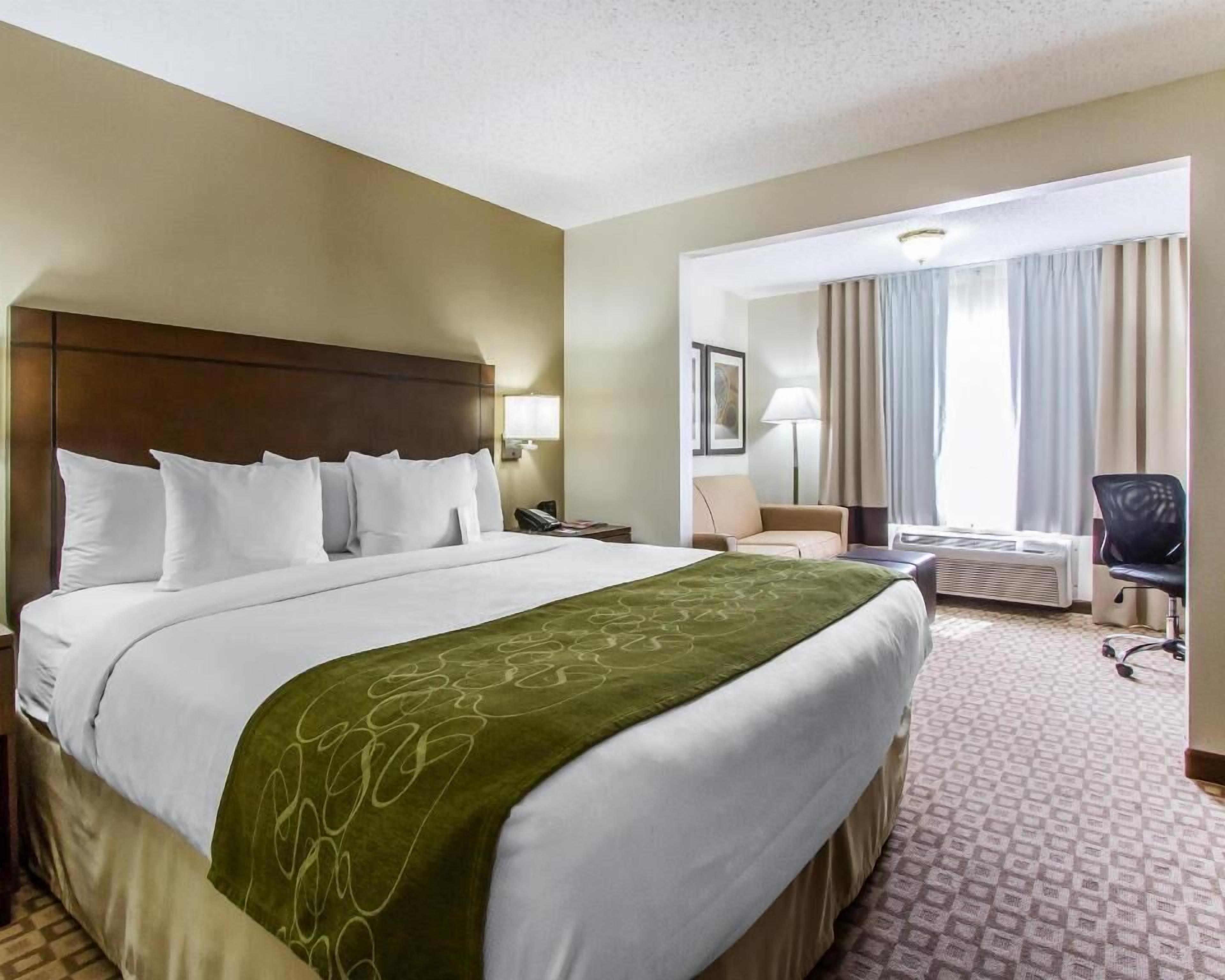 Seprai premium, meja kerja, dan ruang kerja ramah laptop