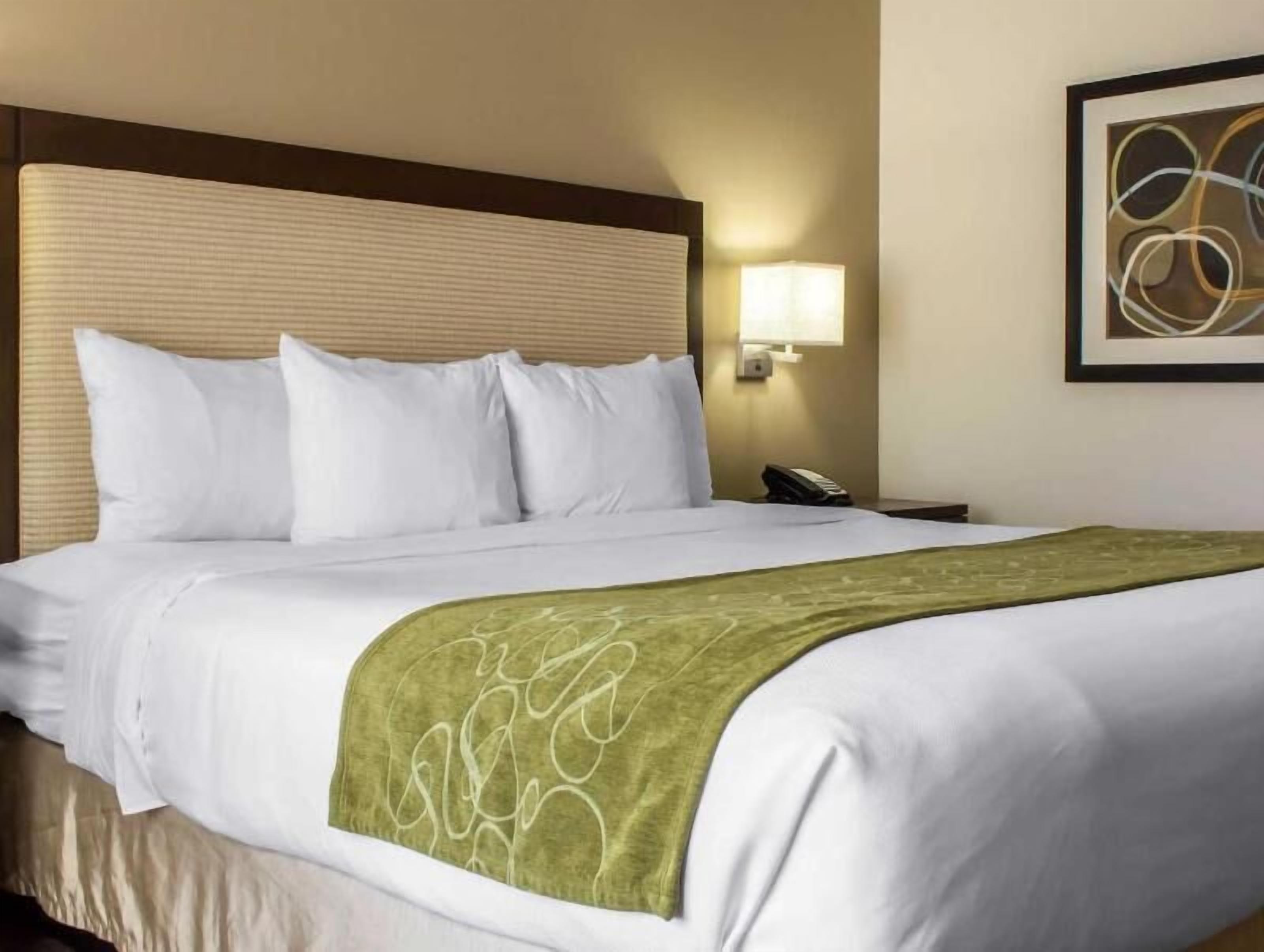 Seprai premium, meja kerja, dan ruang kerja ramah laptop