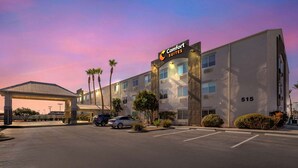 A Comfort Suites hotel with a modern design, featuring a covered entrance, multiple parking spaces, and a well-maintained exterior. - Comfort Suites At Tucson Mall (Tucson)