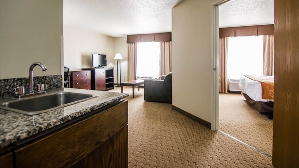 Suite, 1 King Bed, Non Smoking | Premium bedding, in-room safe, desk, iron/ironing board - Quality Suites St. Joseph (St. Joseph)