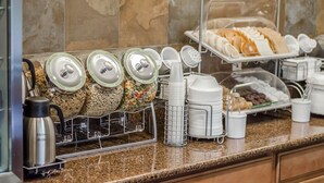 Free buffet breakfast - Quality Suites St. Joseph (St. Joseph)