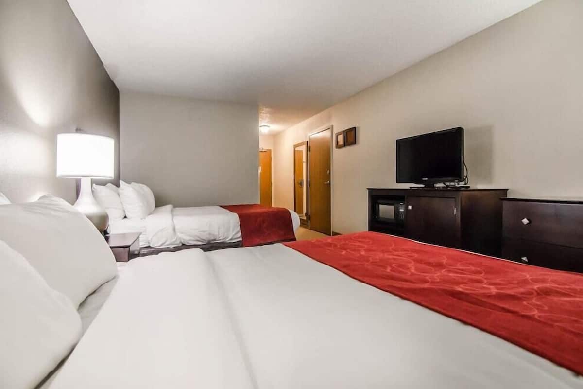 Ropa de cama de alta calidad y caja de seguridad en la habitación