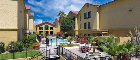 Kolam renang outdoor, dengan payung kolam renang dan kursi berjemur