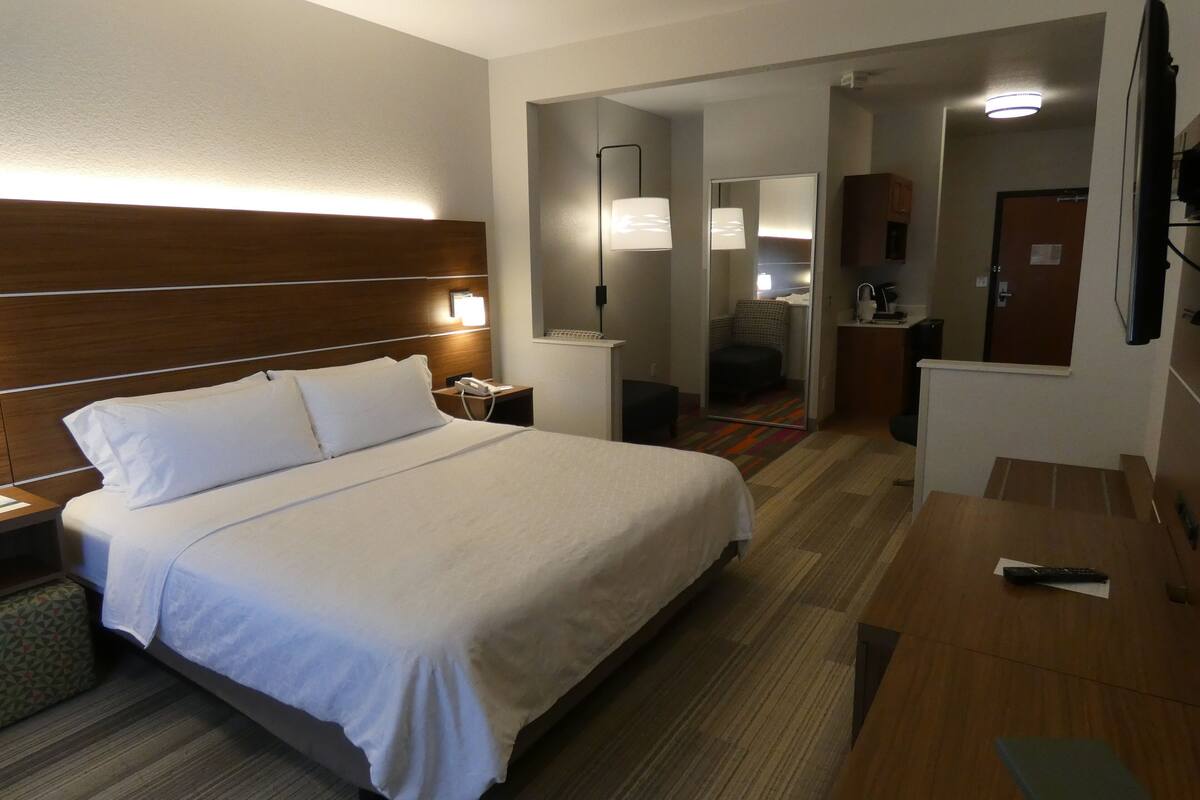 suite, 1 king bed | premium bedding, pillow-top beds, in-room safe, desk