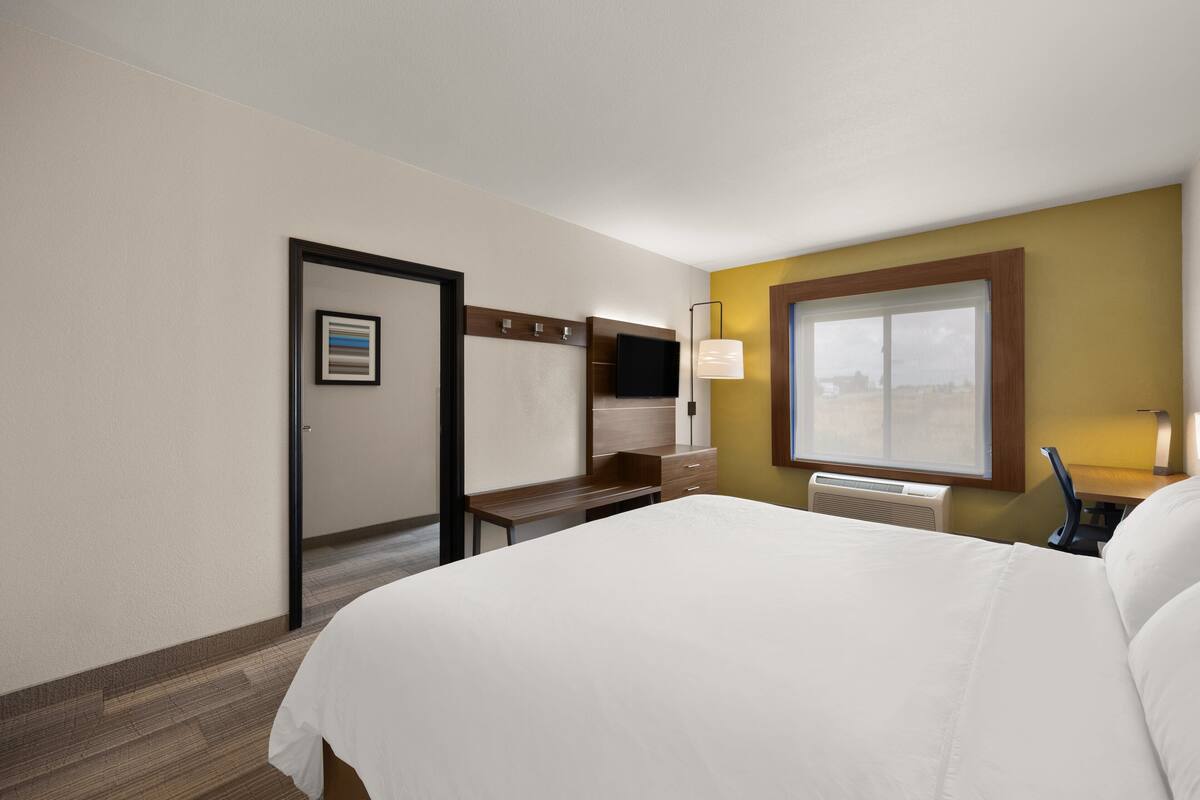 suite, multiple beds | premium bedding, pillow-top beds, in-room safe, desk