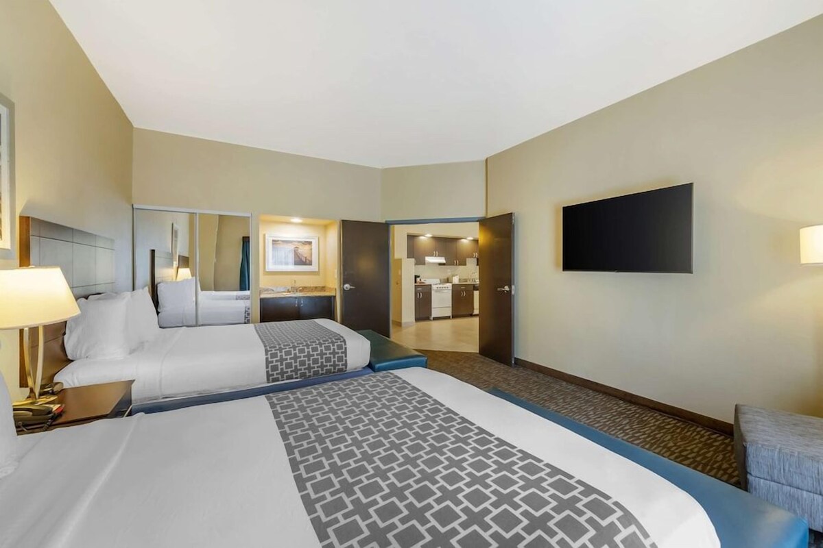 Hypo-allergenic bedding, in-room safe, desk, laptop workspace