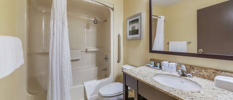Un baño con bañera, inodoro y lavamanos.