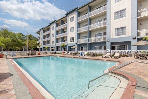 Outdoor pool, pool loungers