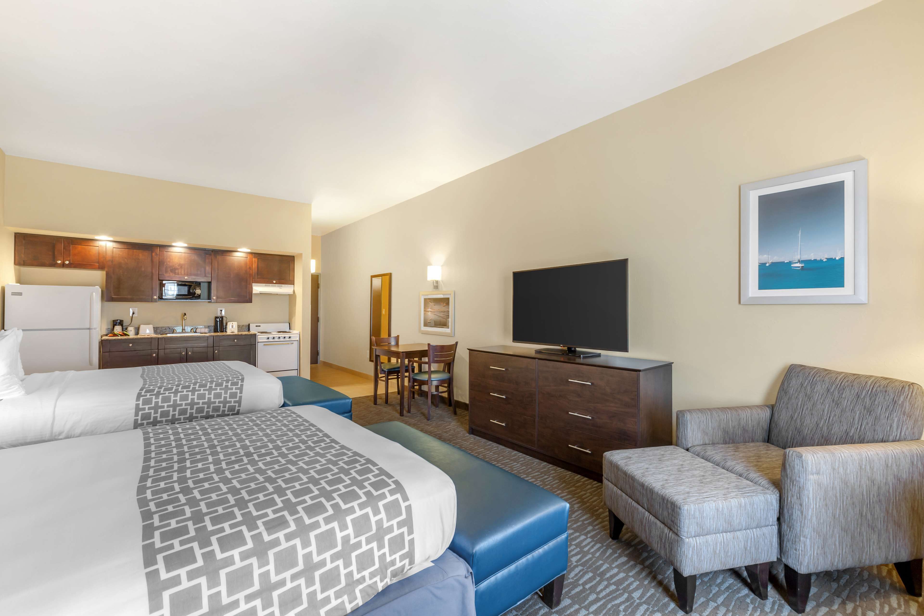 Une chambre d’hôtel équipée d’un lit, d’un bureau, d’une télévision et d’une chaise.
