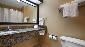 Ensemble douche/baignoire, articles de toilette gratuits, sèche-cheveux