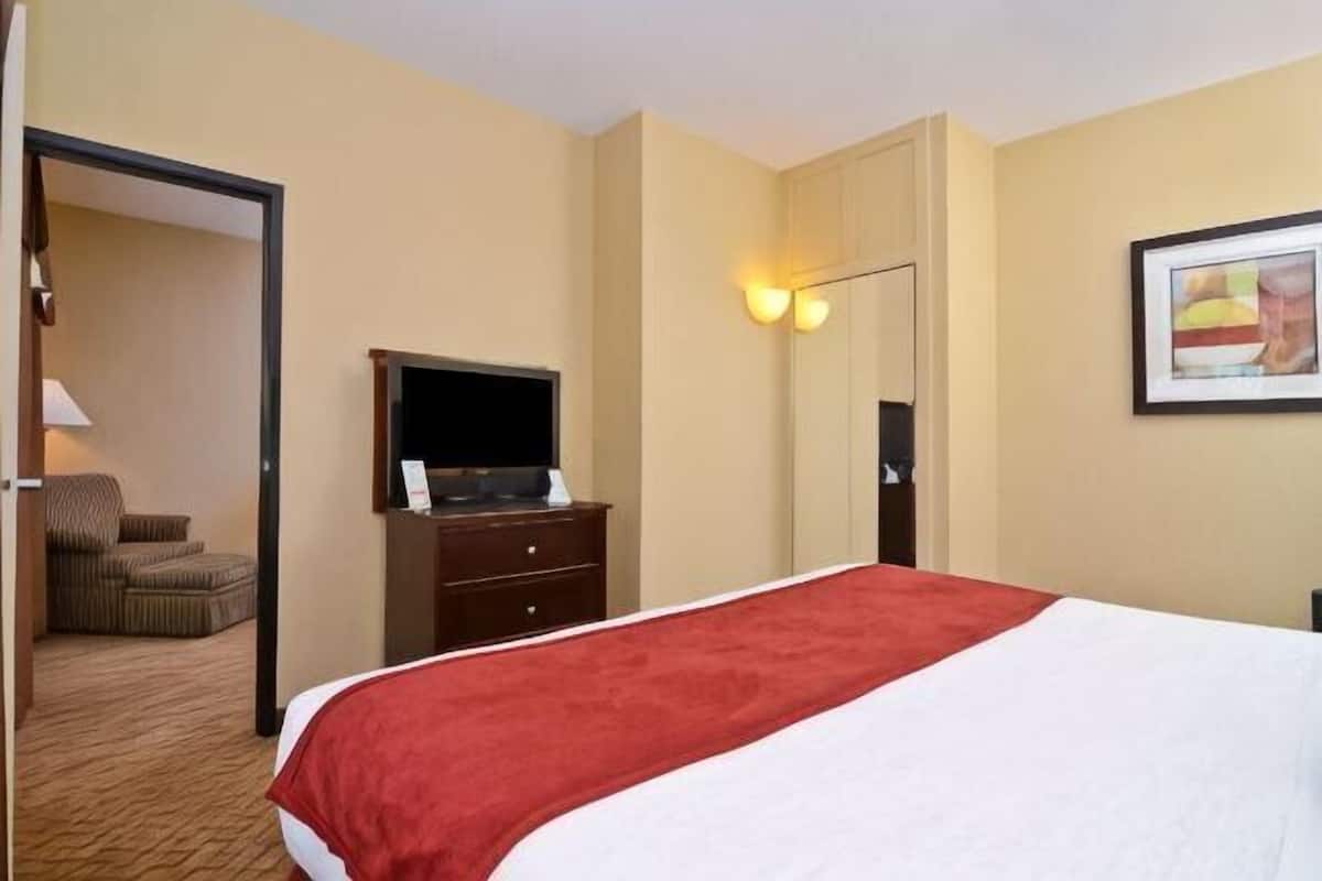 1 bedroom, desk, laptop workspace, blackout curtains