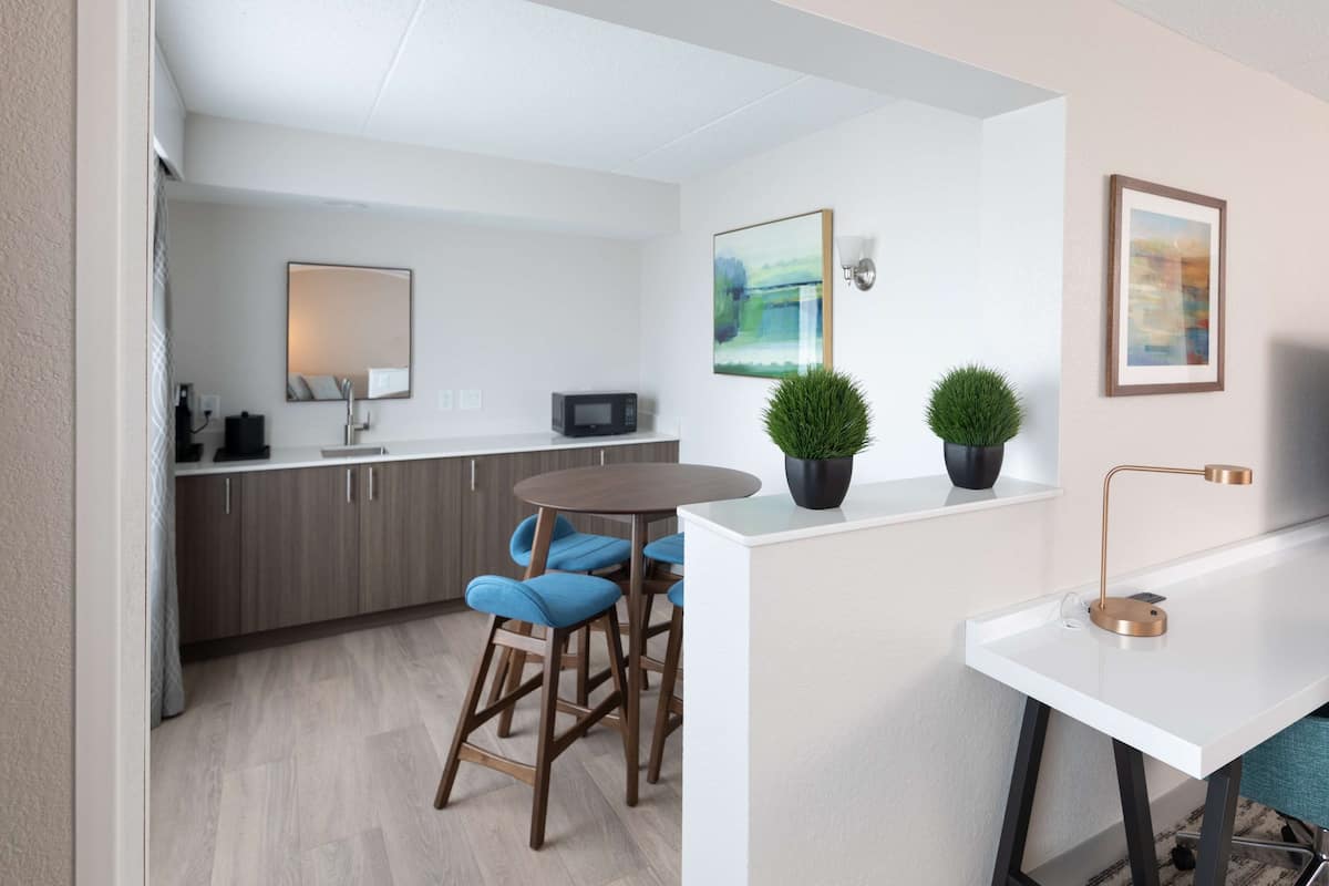 Suite, 1 King-Bett (Wet Bar) | Hochwertige Bettwaren, Zimmersafe, Schreibtisch, Verdunkelungsvorhänge