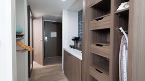 Ein moderner Flur mit Holzausbau, einer weißen Arbeitsplatte und einer gefliesten Rückwand.