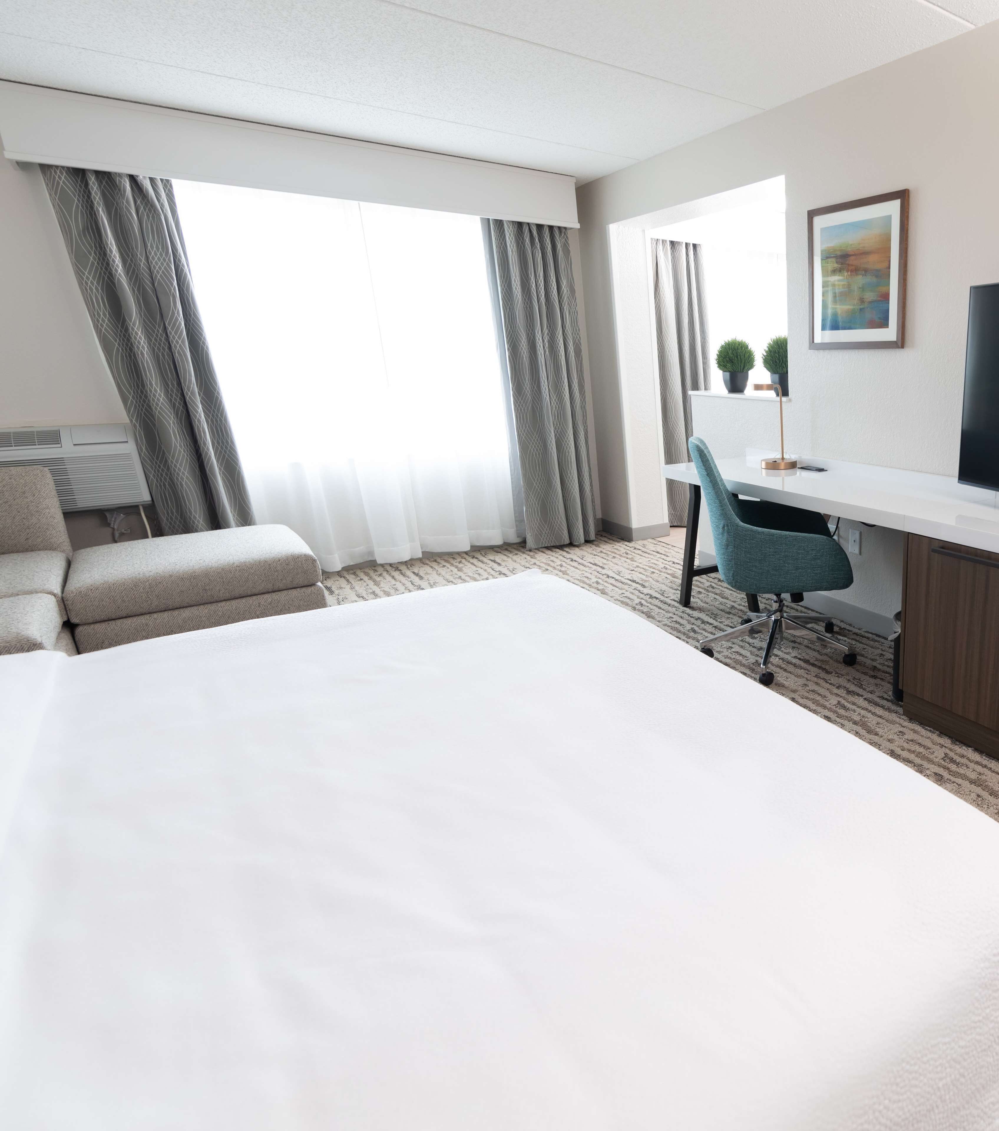suite, 1 king bed (wet bar) | premium bedding, in-room safe, desk, blackout curtains