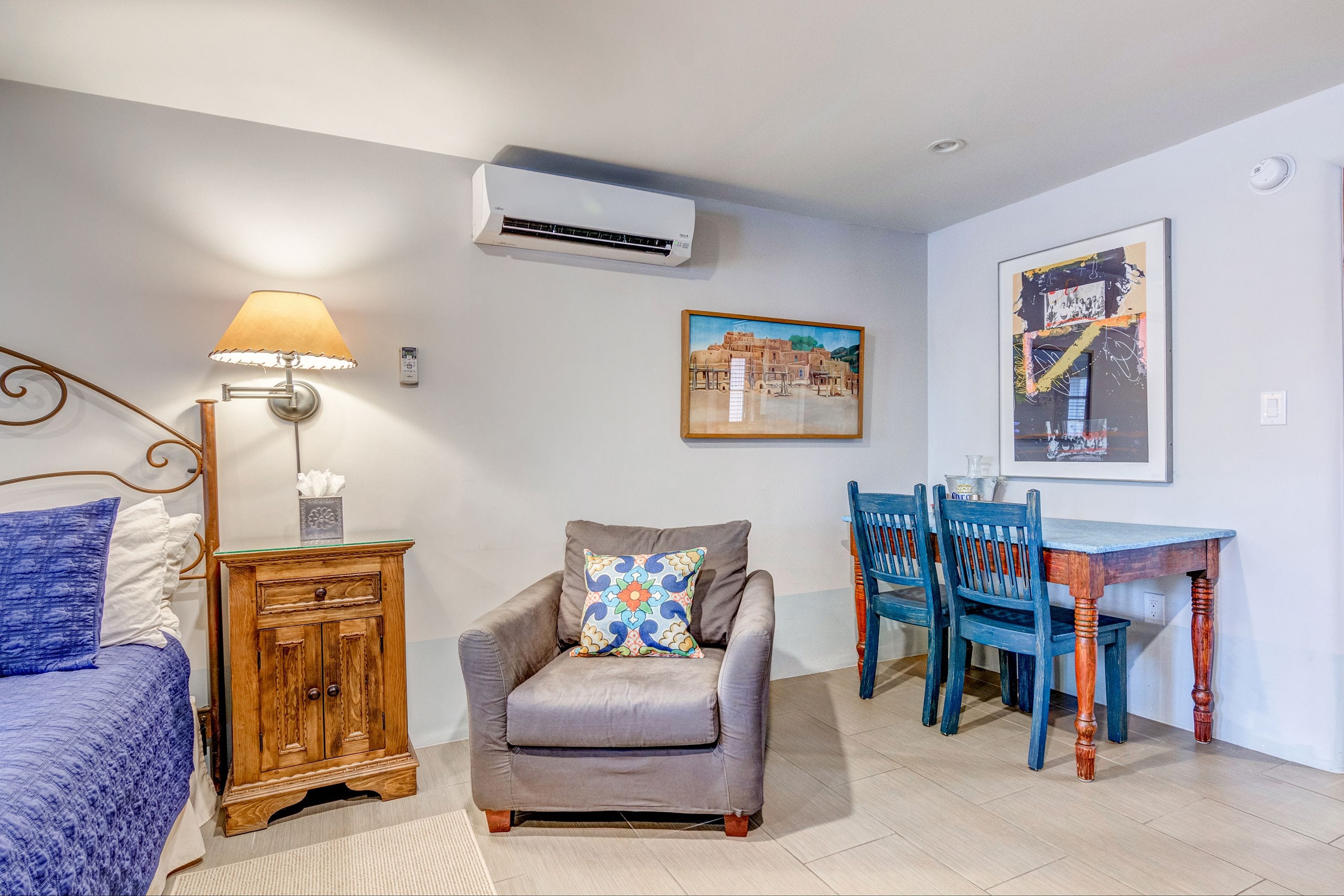 casita bonita (pet friendly) | in-room dining