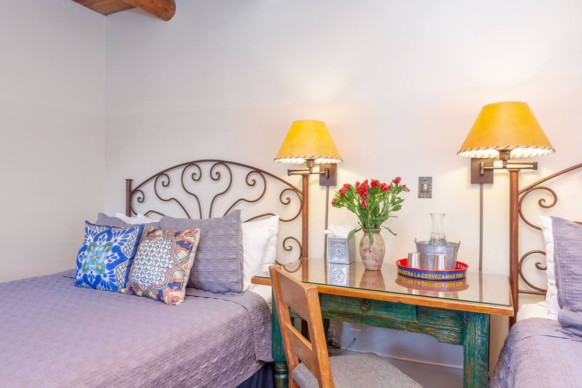 ห้องพัก, เตียงควีนไซส์ 2 เตียง, ลานระเบียง (Pet Friendly) | โต๊ะทำงาน, เตารีด/โต๊ะรีดผ้า