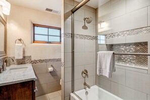 House, 2 Bedrooms | Bathroom | Free toiletries, hair dryer, towels - Santa Fe Motel & Inn (Santa Fe)