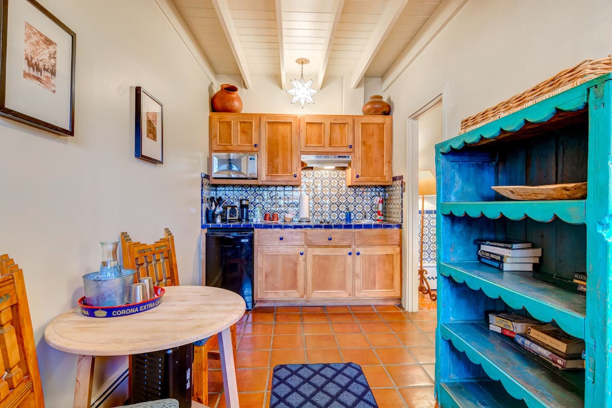 room, 1 king bed kitchenette (not pet friendly) | in-room dining