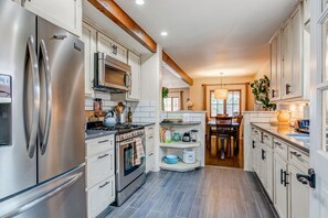 Ferienhaus, 2 Schlafzimmer | Eigene Küche | Kühlschrank, Wasserkocher mit Kaffee-/Teezubehör