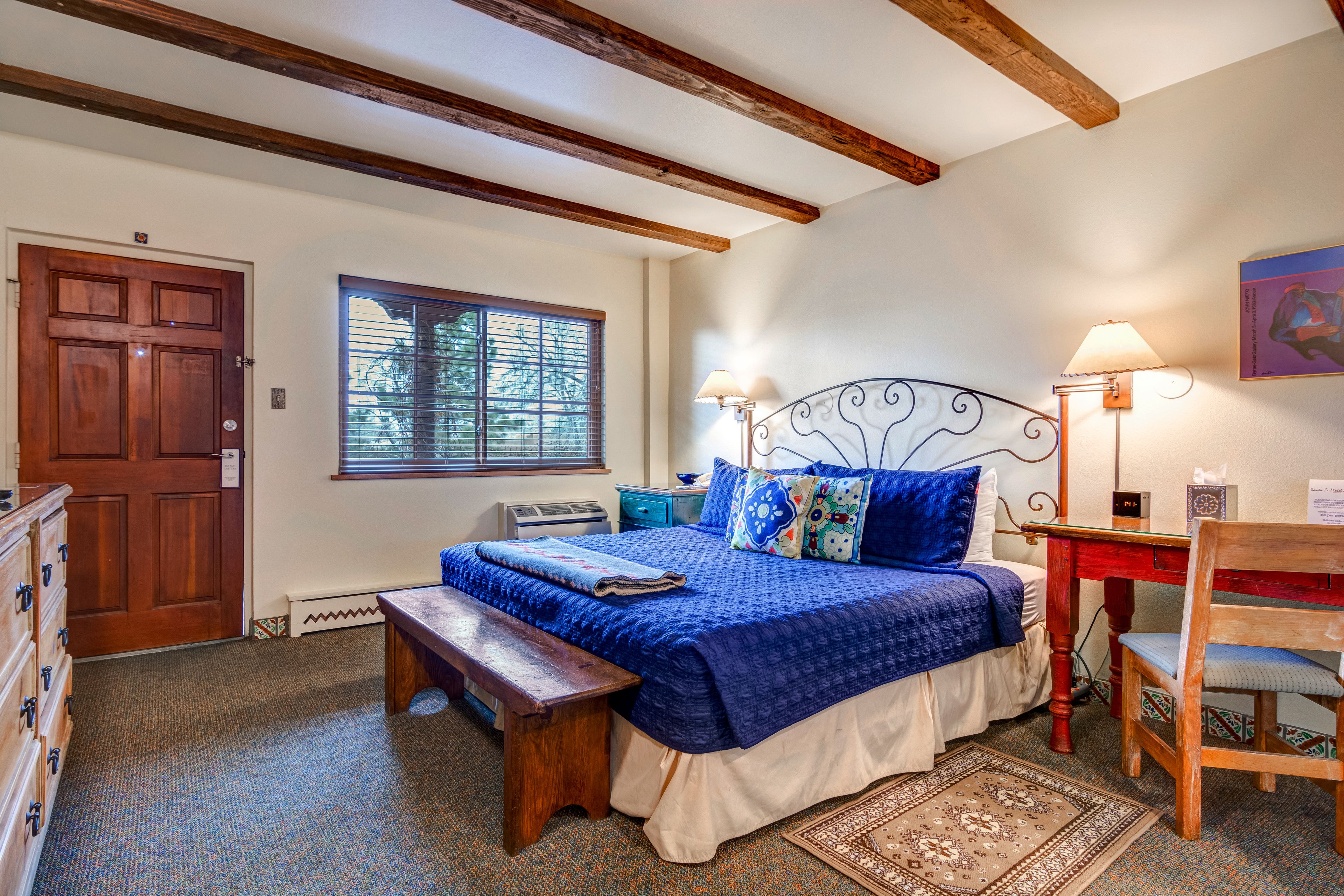 Escritorio, tabla de planchar con plancha y acceso para silla de ruedas 