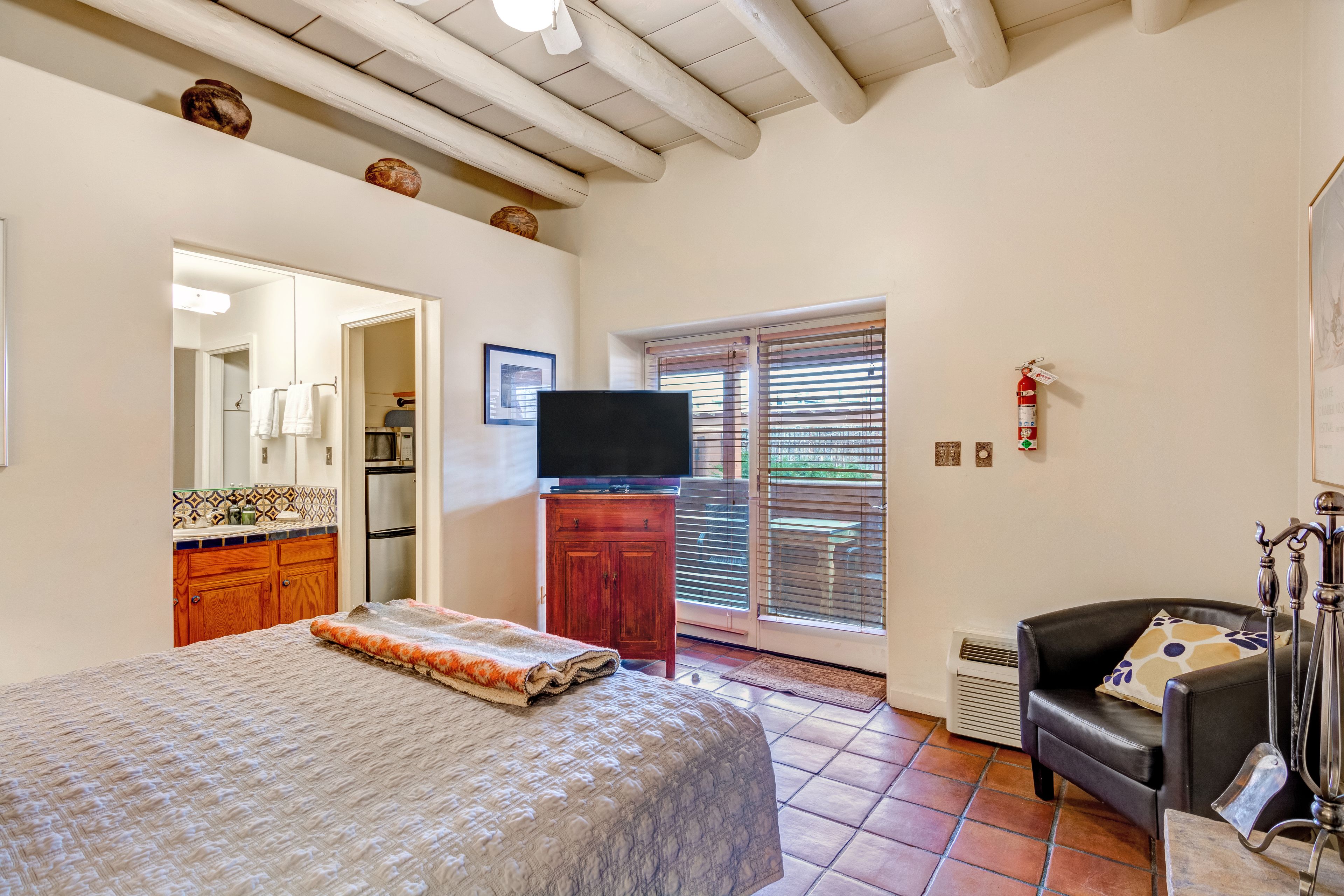 room, 1 queen bed, patio (pet friendly) | desk, iron/ironing board, wheelchair access