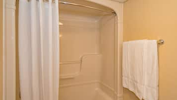 Combined shower/bathtub, free toiletries, hair dryer, towels