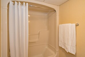 Combined shower/bathtub, free toiletries, hair dryer, towels