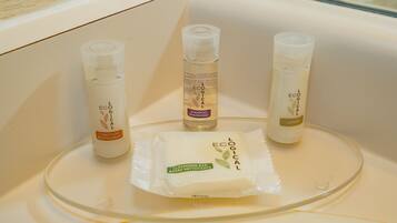 Combined shower/bathtub, free toiletries, hair dryer, towels