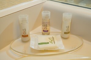Combined shower/tub, free toiletries, hair dryer, towels