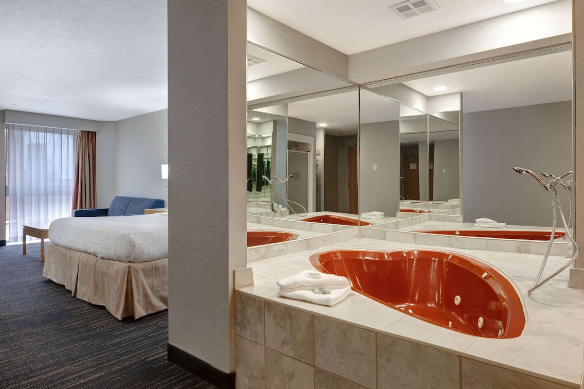 Standard Room, 1 King Bed, Non Smoking, Jetted Tub | Blackout curtains, free cots/infant beds, rollaway beds, free WiFi