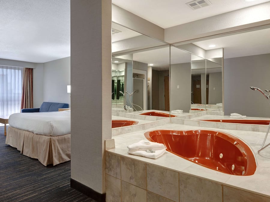 Standard Room, 1 King Bed, Non Smoking, Jetted Tub | Blackout curtains, free cots/infant beds, rollaway beds, free WiFi