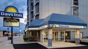 Un hôtel Days Inn doté d’une piscine intérieure, d’un sauna et d’un jacuzzi.