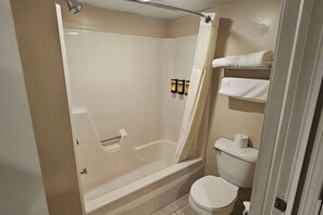Combined shower/tub, free toiletries, hair dryer, towels