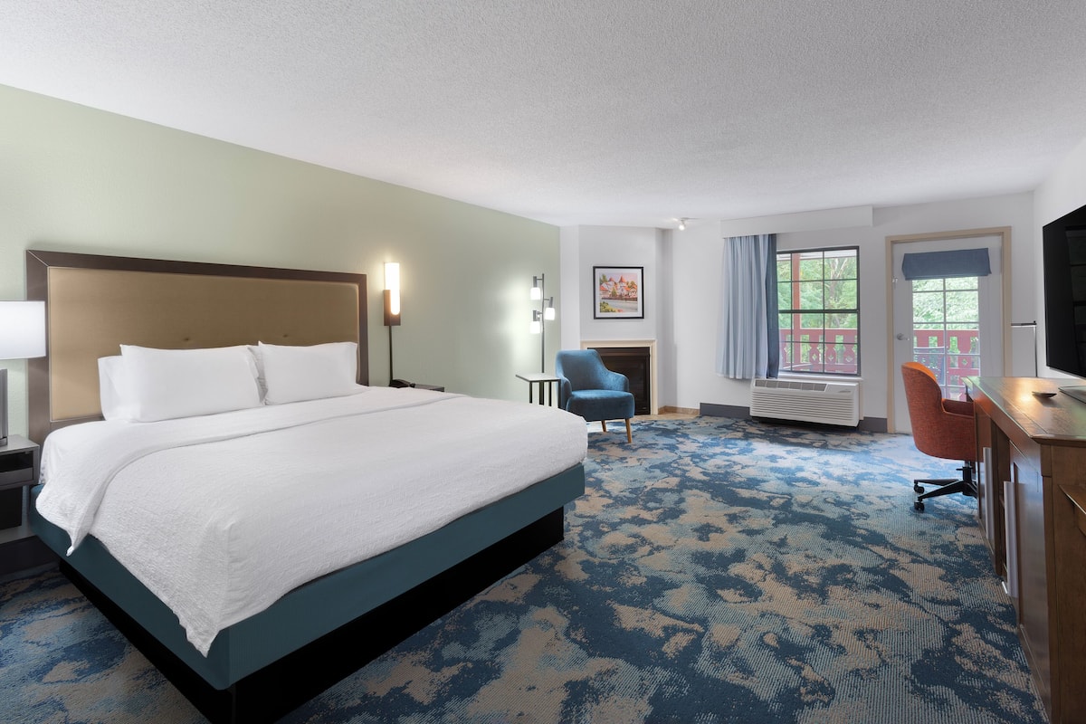 Oversized King Room with Whirlpool and Fireplace