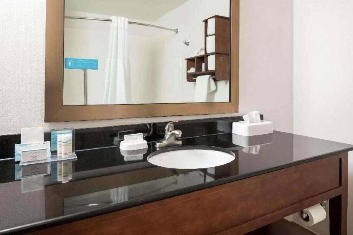 Deep soaking tub, free toiletries, towels