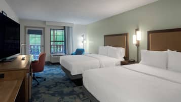 Two Queen Standard Room Riverview | Escritorio, tabla de planchar con plancha, cunas gratuitas y wifi gratis