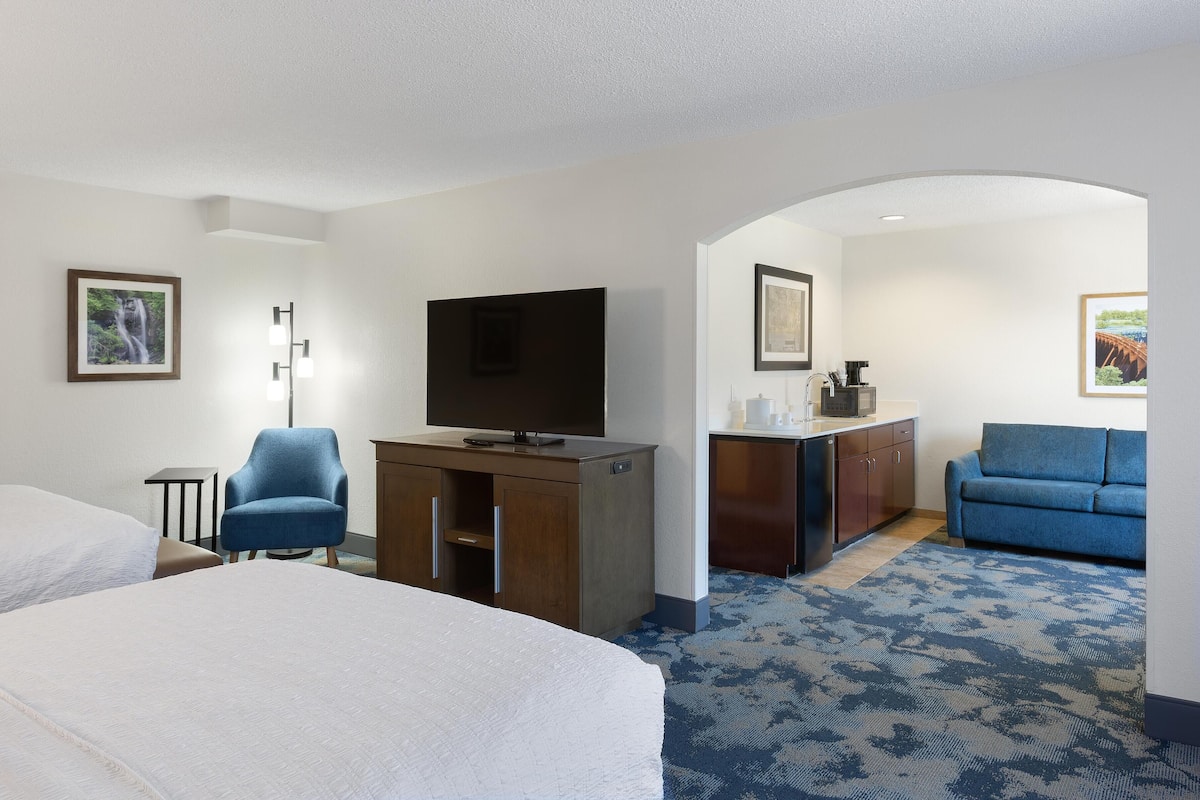 Escritorio, tabla de planchar con plancha y cunas gratuitas