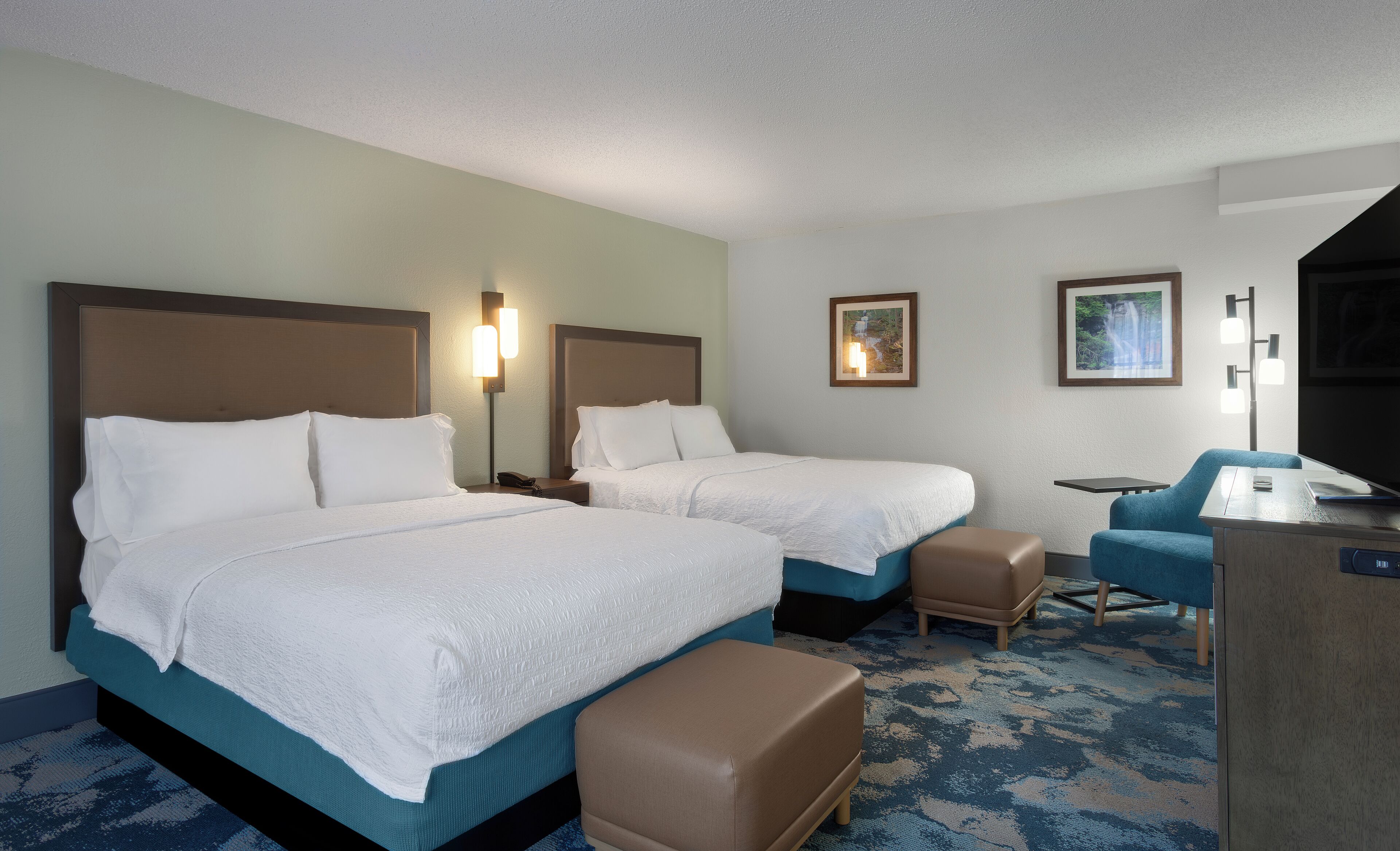 Two Queen Studio Room | Schreibtisch, Bügeleisen/Bügelbrett, kostenlose Babybetten