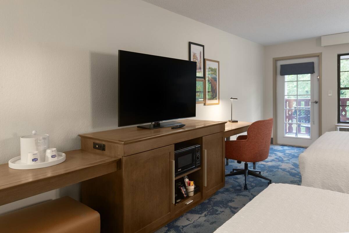Two Queen Standard Room Riverview | 办公桌、熨斗/熨衣板、免费婴儿床、免费 WiFi