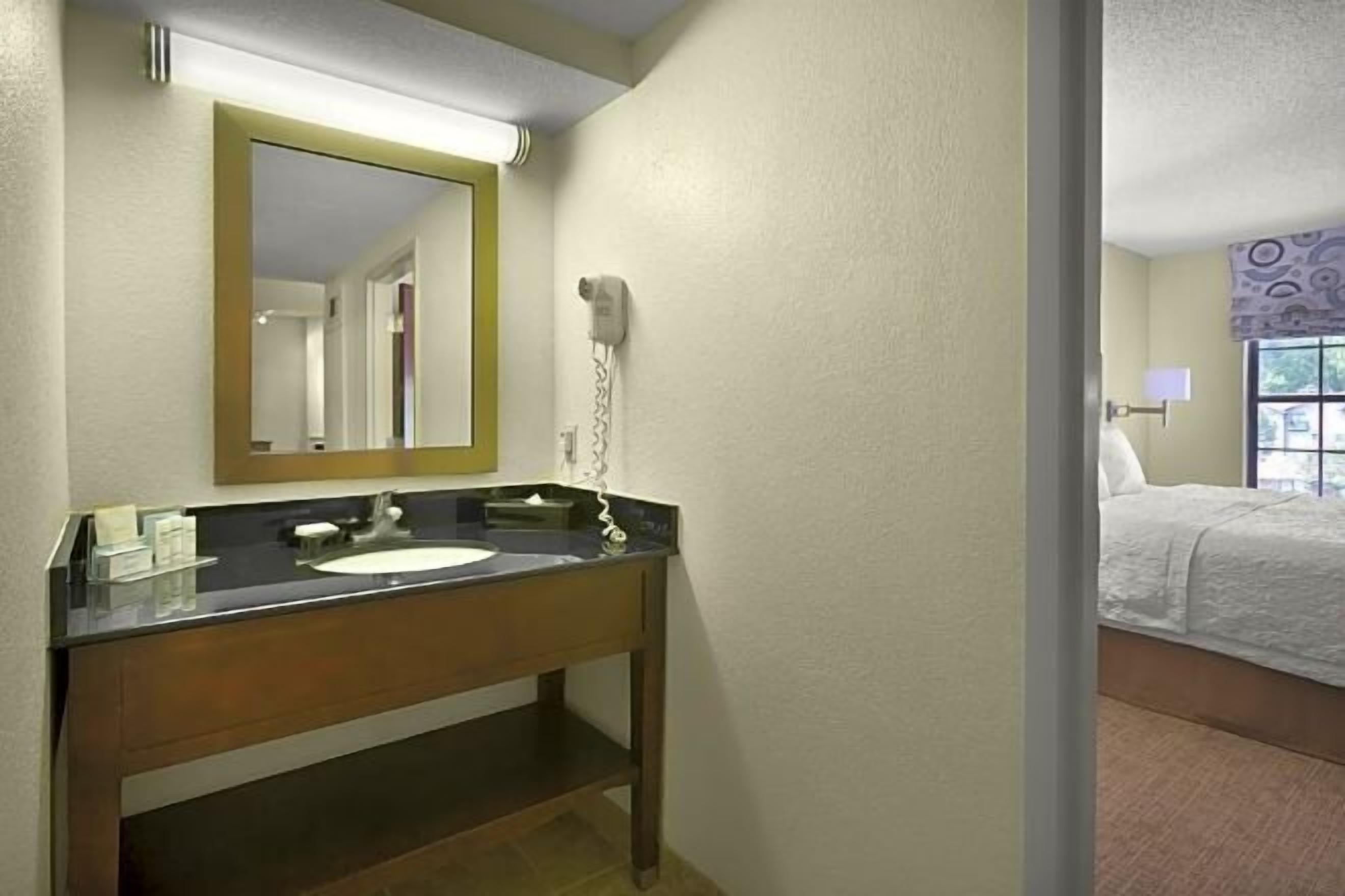 Syvä kylpyamme, ilmaiset hygieniatuotteet, pyyhkeet