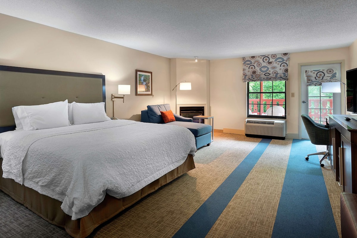 oversized king room with whirlpool and fireplace | desk, iron/ironing board, free cots/infant beds, free wifi