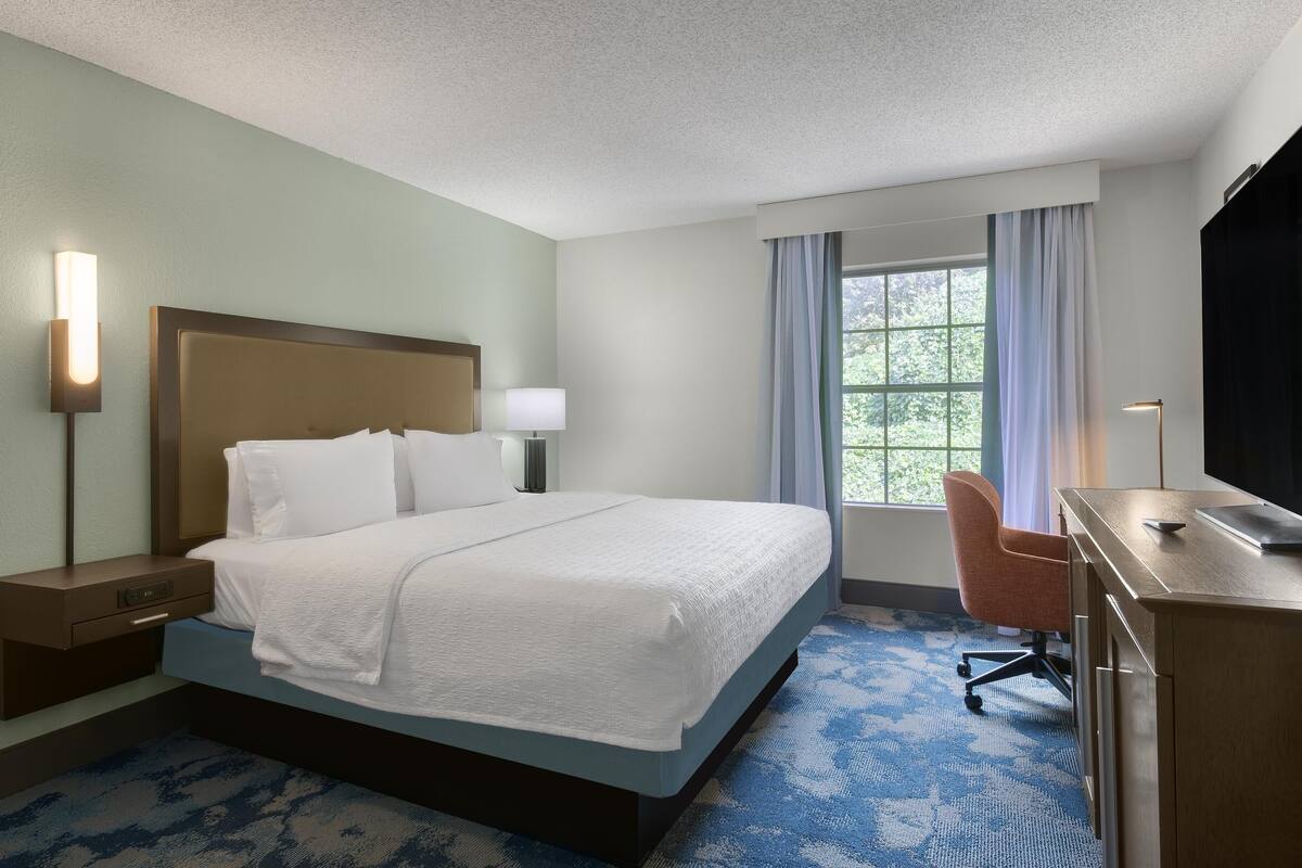 King Handicapped Accessible with Access. Bathtub | Desk, iron/ironing board, free cribs/infant beds, free WiFi