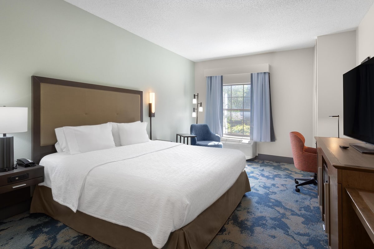 Room, 1 King Bed, Roll-in Shower