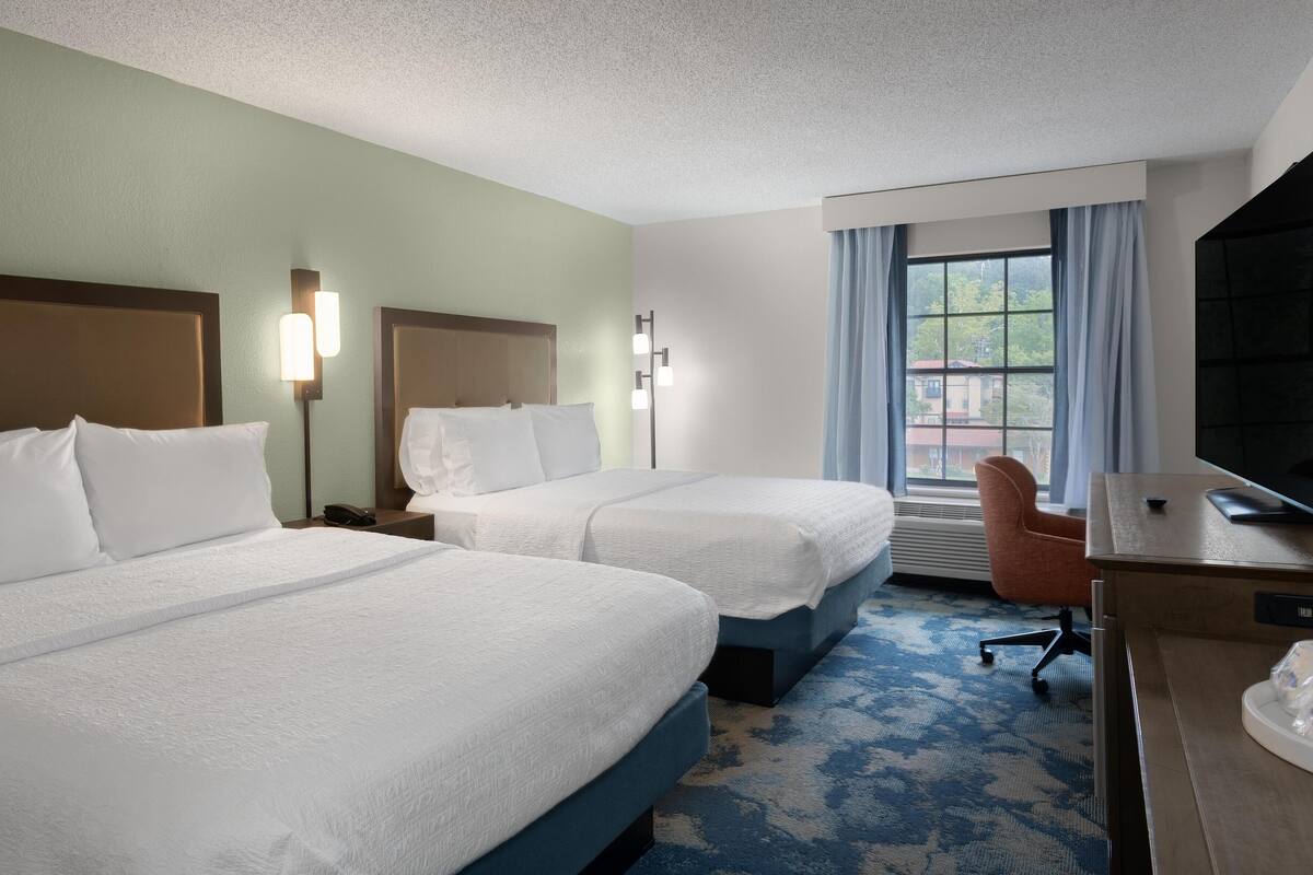 Two Queen Standard Room | 办公桌、熨斗/熨衣板、免费婴儿床、免费 WiFi