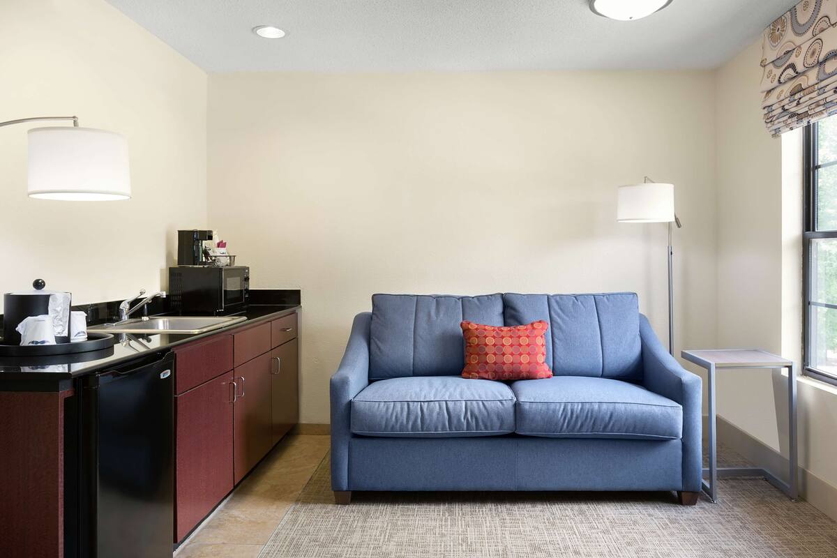 two queen studio room | living area | 32-inch lcd tv with cable channels, tv